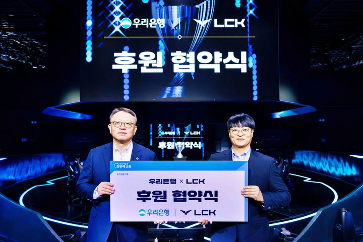 12일 서울 종로구 '치지직 LoL 파크'에서 열린 '리그 오브 레전드 챔피언스 코리아' 후원 협약식에서 정진완 우리은행장(왼쪽)과 조혁진 라이엇 게임즈 한국 대표가 기념사진을 촬영하고 있다. (사진=우리은행 제공) *재판매 및 DB 금지