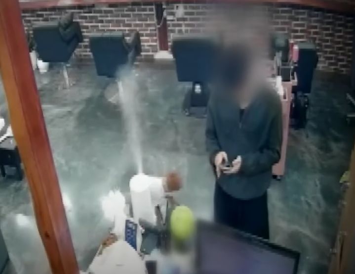 [뉴시스] 강원도 동해의 미용실에서 한 남성 손님이 커트와 파마 시술을 1시간 가량 받은 뒤 비용을 지불하지 않고 사라져 논란이 일고 있다. (사진 = 'JTBC News' 유튜브 캡처) 2026.01.13. *재판매 및 DB 금지