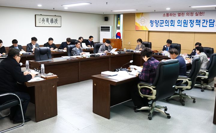 [청양=뉴시스] 조명휘 기자 = 청양군의회가 12일 특별위원회 회의실에서 의원 및 부서장이 참석한 가운데 2026년 새해 첫 의원 정책간담회를 열고 있다. (사진= 청양군의회 제공) 2025.01.13. photo@newsis.com *재판매 및 DB 금지