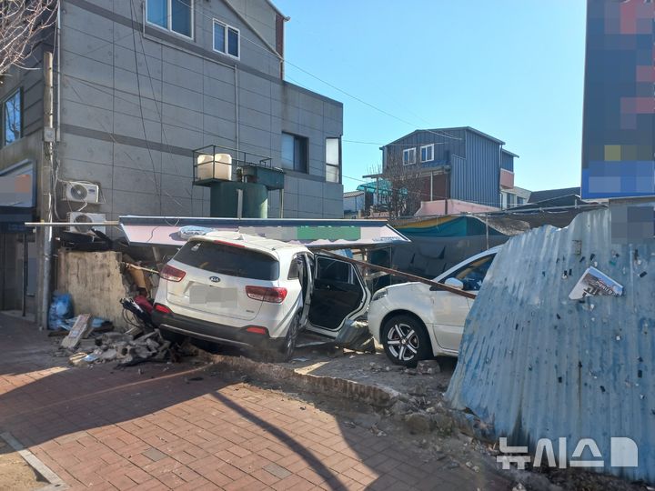포항서 SUV가 건물 돌진…70대 여성 운전자·동승자 부상(종합)