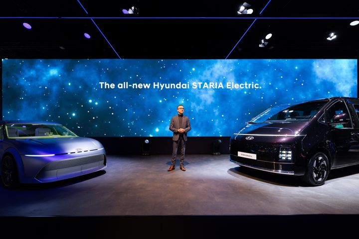 [서울=뉴시스] 벨기에 브뤼셀 엑스포에서 열린 '2026 브뤼셀 모터쇼'에서 공개된 현대자동차의 대표적인 다목적 차량(MPV) '더 뉴 스타리아'의 전기차 모델 '더 뉴 스타리아 EV'. (사진=현대자동차 제공) 2026.01.13 photo@newsis.com *재판매 및 DB 금지