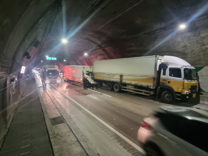 [부산=뉴시스] 부산의 한 터널에서 화물차끼리 추돌하는 사고가 발생해 1명 숨졌다. (사진=부산경찰청 제공) 2026.01.13. photo@newsis.com *재판매 및 DB 금지