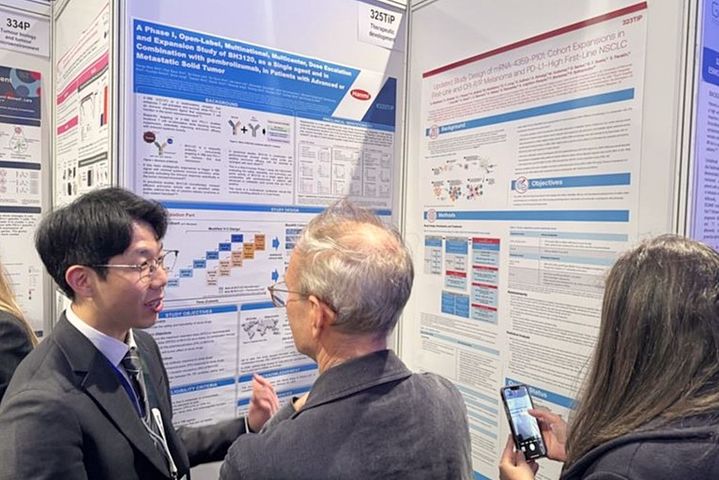 [서울=뉴시스] 한미약품 ONCO임상팀 김성중 선임연구원이 지난달 11일(현지 시) 영국 런던에서 열린 유럽종양학회 면역종양학 학술대회(ESMO Immuno-Oncology Congress 2025)에서 차세대 면역항암제 BH3120의 임상 경과가 담긴 포스터 내용을 설명하고 있다. (사진=한미약품 제공) 2026.1.13. photo@newsis.com *재판매 및 DB 금지