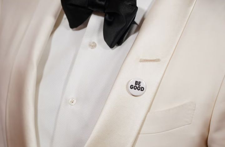 [캘리포니아=AP/뉴시스]미국 배우 마크 러팔로가 'BE GOOD'이라는 문구가 적힌 핀을 달고 제83회 골든글로브 시상식에 참석했다. 2026.01.11. *재판매 및 DB 금지