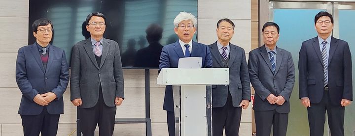 김성근 전 충북교육청 부교육감(왼쪽 세번째)이 13일 충북교육청 브리핑실에서 기자회견을 열고 있다.2026.01.13.kipoi@newsis.com *재판매 및 DB 금지