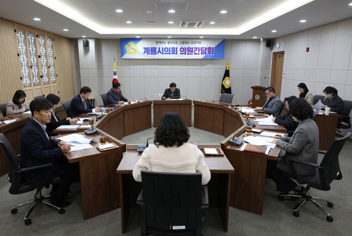 [계룡=뉴시스]계룡시의회 의원들이 13일 의원간담회를 갖고 있다. 2026. 01. 13 photo@newsis.com *재판매 및 DB 금지