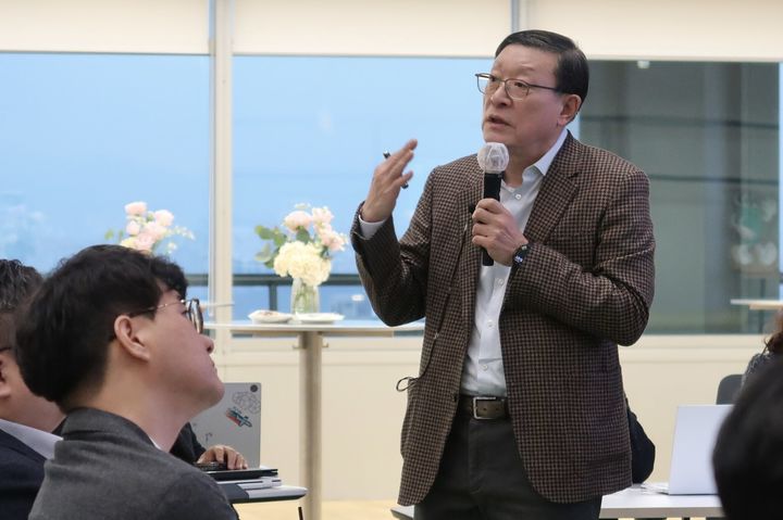 허태수 GS그룹 회장이 지난 9일 열린 GS그룹 신년 임원회의에서 발언하고 있다.(사진=GS홀딩스 링크드인). *재판매 및 DB 금지