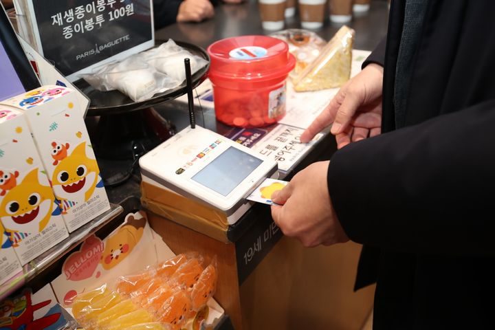 [화성=뉴시스]한 시민이 지역 상점에서 희망화성지역화폐를 사용해 결제하고 있다.(사진=화성시 제공)2026.01.13.photo@newsis.com *재판매 및 DB 금지