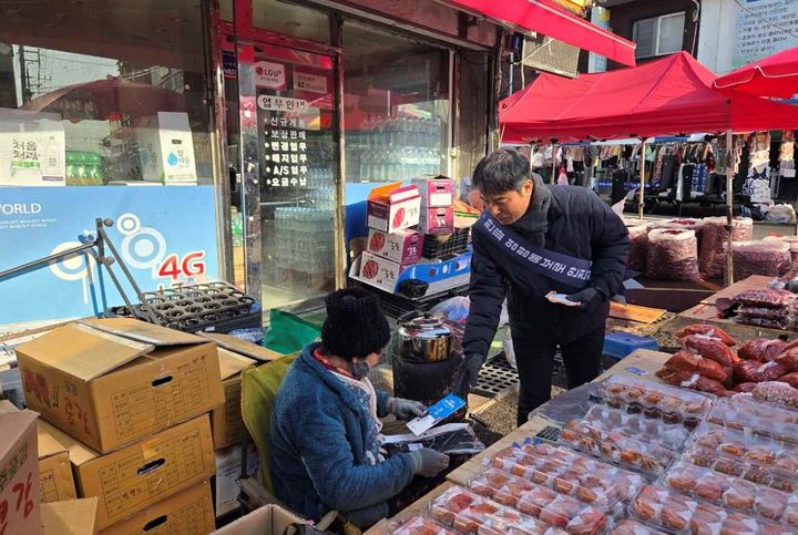 [완주=뉴시스] 13일 전북 완주군 삼례시장을 찾은 전주기상지청 관계자들이 시장 상인들에게 방한용품을 나눠주며 한파 영향예보 관련 홍보활동을 진행하고 있다. (사진=전주기상지청 제공) 2026.01.13. photo@newsis.com *재판매 및 DB 금지