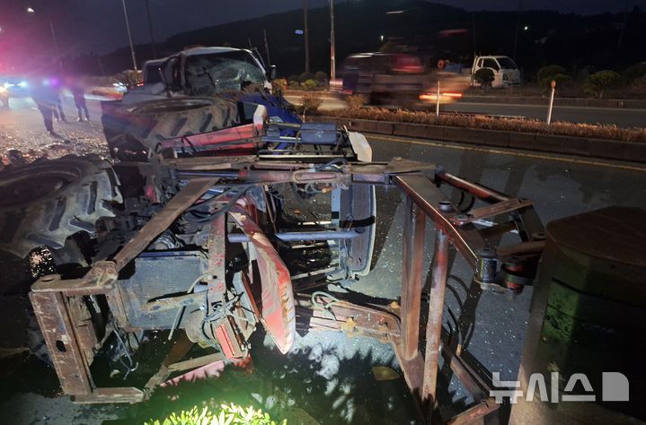 [제주=뉴시스] 13일 오전 제주 서귀포시 대정읍 도로에서 1t트럭과 트랙터가 충돌해 소방당국이 사고 수습에 나서고 있다. (사진=제주소방안전본부 제공) 2026.01.13. photo@newsis.com
