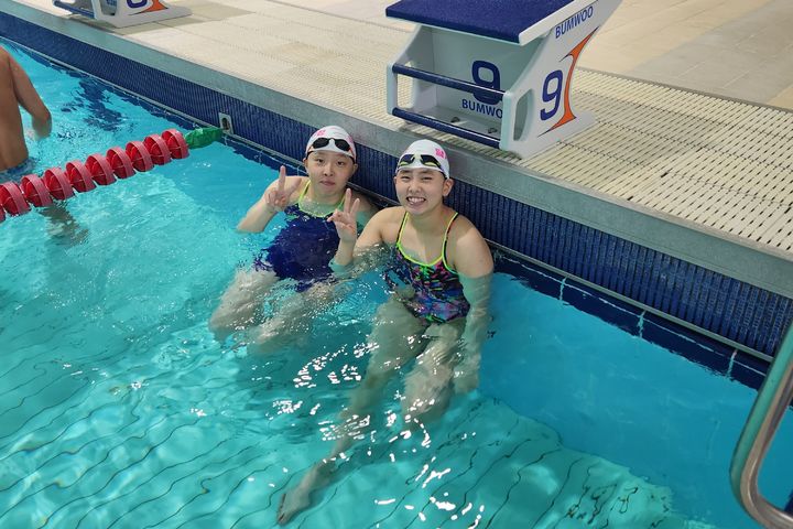 [대구=뉴시스] 왼쪽부터 대구 달서구청 장애인 수영팀 소속의 강주은(30)·강정은(27) 자매. (사진=본인 제공) 2026.01.13. photo@newsis.com *재판매 및 DB 금지