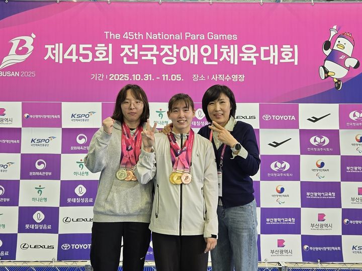 [대구=뉴시스] 왼쪽부터 대구 달서구청 장애인 수영팀 소속의 강주은(30) 선수, 강정은(27) 선수, 박소영(57) 감독. (사진=본인 제공) 2026.01.13. photo@newsis.com *재판매 및 DB 금지