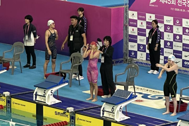 [대구=뉴시스] 박소영(57) 대구 달서구청 장애인 수영팀 감독이 시합 전 선수를 격려하고 있다. (사진=본인 제공) 2026.01.13. photo@newsis.com *재판매 및 DB 금지