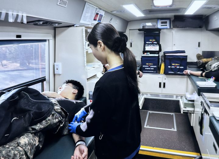 [대구=뉴시스] 육군 제50보병사단은 대구·경북적십자혈액원과 협업해 헌혈행사를 열었다. (사진=육군 제50보병사단 제공) 2026.01.13. photo@newsis.com *재판매 및 DB 금지