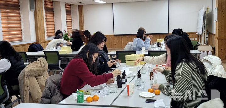 [전주=뉴시스]윤난슬 기자 = 전북특별자치도교육청은 학기 중 교육활동으로 누적된 교원의 직무 스트레스 해소와 심리적 회복을 지원하기 위해 '2026년 겨울방학 중 교원 치유 프로그램'을 운영한다고 13일 밝혔다. (사진=전북교육청 제공) photo@newsis.com 