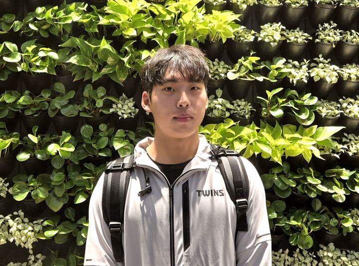 [인천공항=뉴시스] 문채현 기자 = 프로야구 LG 트윈스의 추세현이 12일 인천국제공항에서 스프링캠프 선발대 출국을 앞두고 취재진을 만나 인터뷰를 하고 있다. 2026.01.12. dal@newsis.com *재판매 및 DB 금지