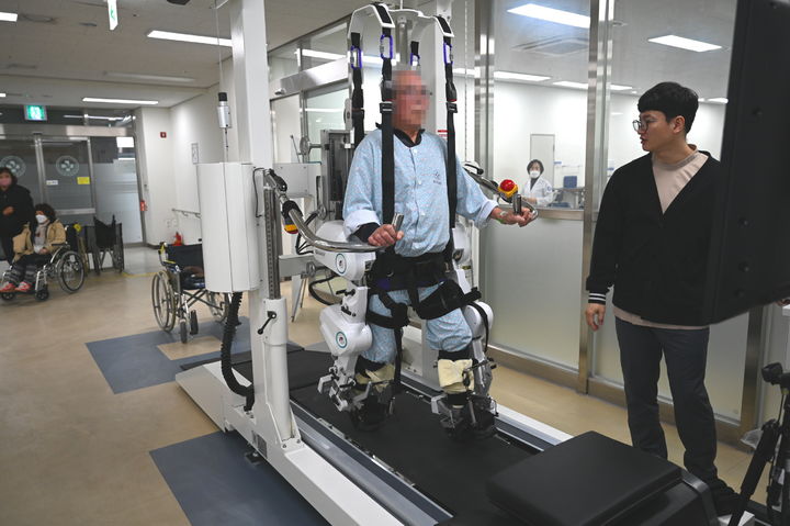 [홍성=뉴시스] 홍성의료원이 뇌졸증 환자의 보행 회복을 돕기 위해 도입한 ‘워크봇’ 재활치료 모습. *재판매 및 DB 금지