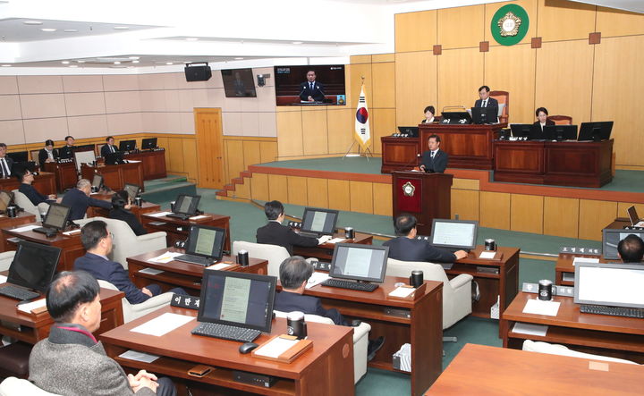 [정읍=뉴시스] 13일 개회한 정읍시의회의 제309회임시회 제1차 본회의, 이학수 정읍시장이 나와 올해 시정 운영방향을 설명하는 시정보고를 하고 있다. *재판매 및 DB 금지