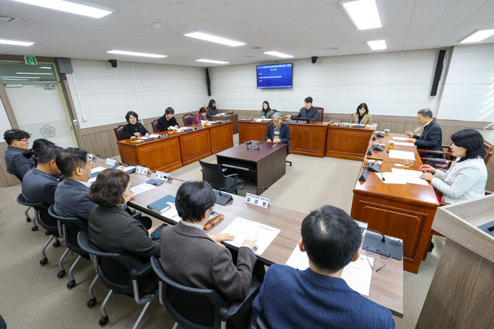 [안산=뉴시스]안산시의회가 12일 제300회 제2차 정례회 폐회 중 의회운영위원회를 열고 제301회 임시회 의사일정을 논의하고 있다.(사진=안산시의회 제공)2026.01.13.photo@newsis.com *재판매 및 DB 금지