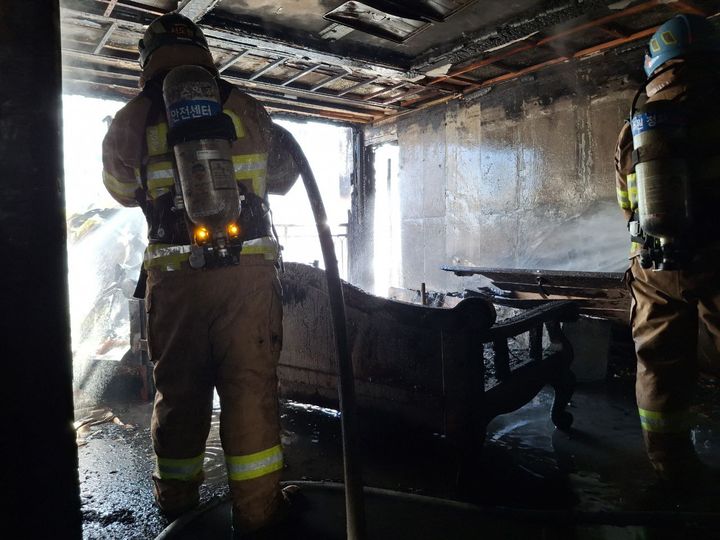 수원 정자동 아파트 9층서 화재, 2명 부상 병원 이송(종합)