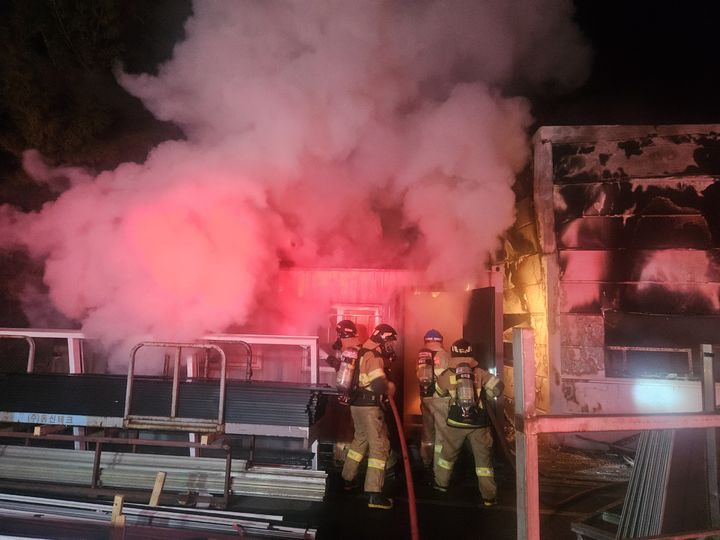 [완주=뉴시스] 13일 오전 5시43분께 전북 완주군 봉동읍 용암리 내 일반산업단지에 위치한 한 공장에서 불이 나 연기가 피어오르고 있다. (사진=완주소방서 제공) 2026.01.13. photo@newsis.com *재판매 및 DB 금지