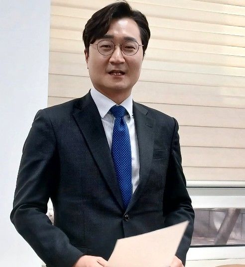 [대전=뉴시스] 조명휘 기자 = 더불어민주당 장철민(대전 동구) 국회의원이 13일 오후 대전시의회 기자실에서 회견을 열고 대전충남 통합을 위한 5대 선결과제를 제안하고 있다. 2026.01.13. joemedia@newsis.com *재판매 및 DB 금지