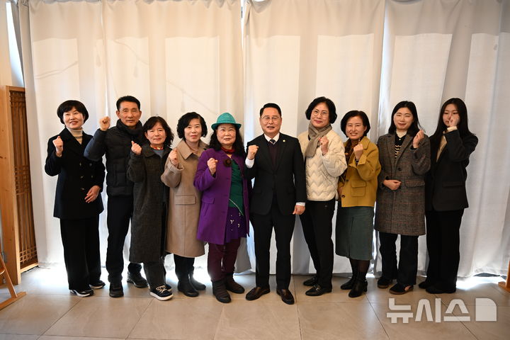 [완주=뉴시스] 완주군의회, 주민 발의조례 입법청원 관련 간담회 참석자들이 기념촬영을 하고 있다. 2026.01.13 *재판매 및 DB 금지