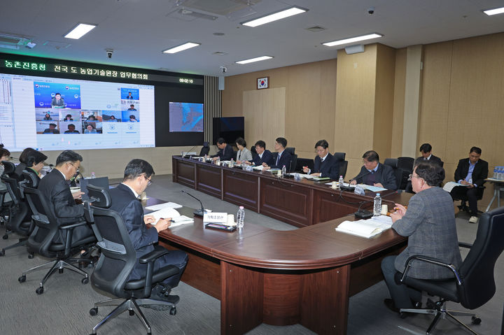 [세종=뉴시스] 농촌진흥청은 13일 전북 전주시 본청 영농종합상황실에서 새해 첫 전국 농업기술원장 업무회의를 열었다고 밝혔다. 사진은 이승돈 농친청장이 회의에서 발언하고 있는 모습. (사진=농진청 제공) 2026.01.13. photo@newsis.com *재판매 및 DB 금지