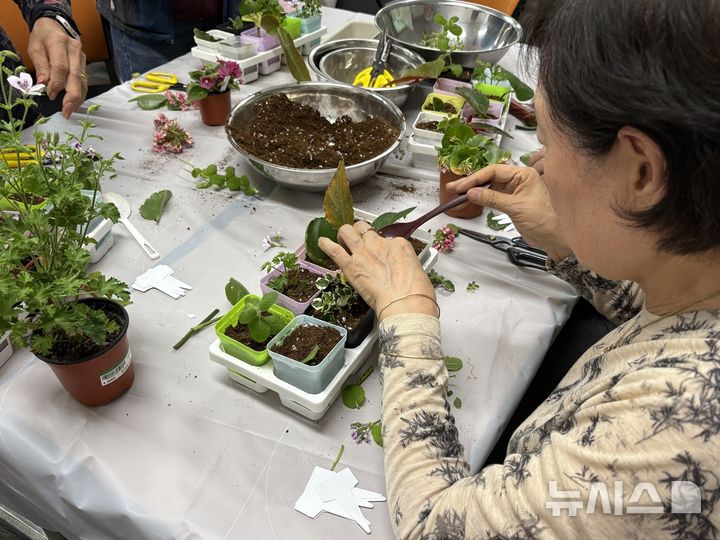 [경기광주=뉴시스]광주시가 '제13기 광주자연채농업대학’ 신입생을 모집한다. 사진은 농업 실습중인 교육생(사진=광주시 제공)2026.01.13photo@newsis.com