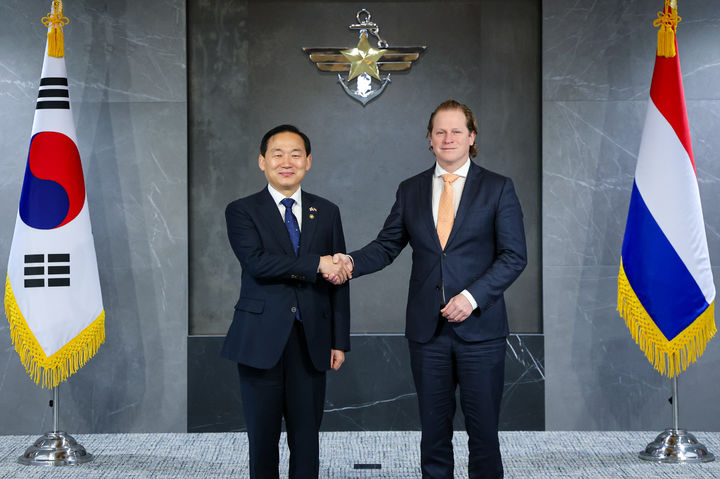 [서울=뉴시스] 이두희 국방부차관이 1월 13일 오전 국방부 청사에서 헤이스 테엔만 네덜란드 국방부 획득·인사 장관을 만나 악수하고 있다. (사진=국방부 제공) 2026.01.13. photo@newsis.com *재판매 및 DB 금지