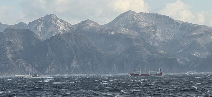 [동해=뉴시스] 동해해경이 6000톤급 화물선을 예인하고 있다.(사진=동해해경청 제공)photo@newsis.com *재판매 및 DB 금지
