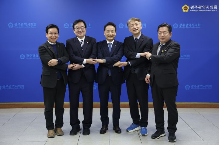 [광주=뉴시스] 광주시구청장협의회가 13일 오후 광주 서구 광주시의회에서 시도통합 관련 기자회견을 연 뒤 기념사진을 촬영하고 있다. 왼쪽부터 박병규 광주 광산구청장, 문인 광주 북구청장, 임택 광주 동구청장, 김이강 광주 서구청장, 김병내 광주 남구청장. (사진 = 광주시구청장협의회 제공) 2026.01.13. photo@newsis.com *재판매 및 DB 금지