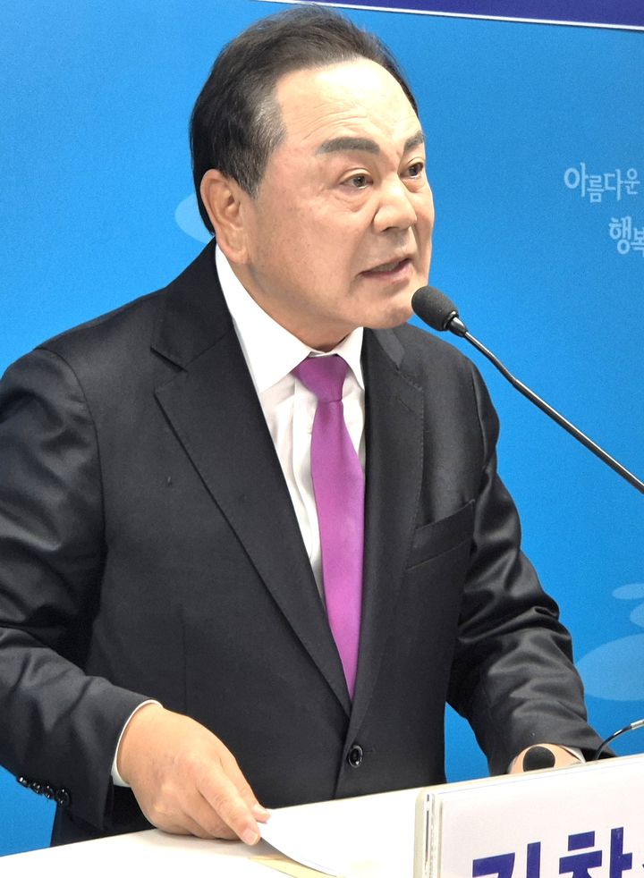 [여수=뉴시스] 13일 전남 여수시청 브리핑룸에서 김창주 전 여수경실련 공동대표가 다가오는 전국동시지방선거 여수시장 출마를 선언하고 있다. 2026.01.13. photo@newsis.com *재판매 및 DB 금지