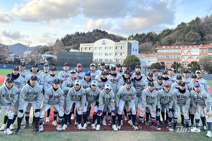 [서울=뉴시스] 프로야구 NC 다이노스가 지원한 후드 티셔츠를 착용한 마산용마고 학생들. (사진=NC 제공). 2026.01.12. *재판매 및 DB 금지