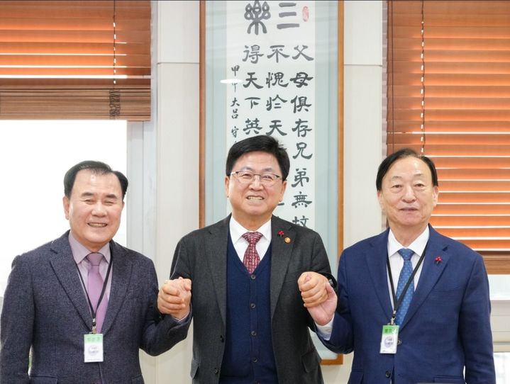 [홍성=뉴시스] (왼쪽부터) 김지철 충남교육감, 최교진 교육부장관, 설동호 대전교육감이 13일 면담을 갖고 대전충남 행정통합에 따른 교육현안에 대해 논의했다. (사진=충남교육청 제공) 2026.01.13 photo@newsis.com *재판매 및 DB 금지