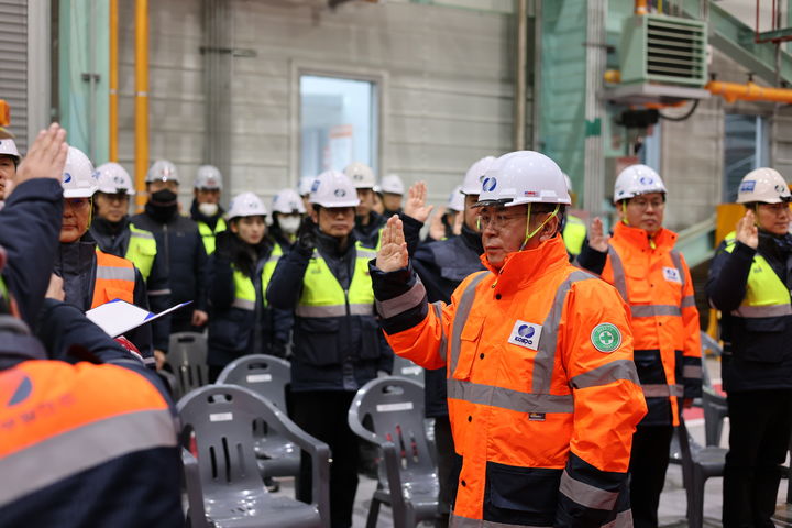 [세종=뉴시스]한국남부발전 김준동 사장이 신세종 현장서 안전을 강조했다.(사진=한국남부발전 제공) *재판매 및 DB 금지