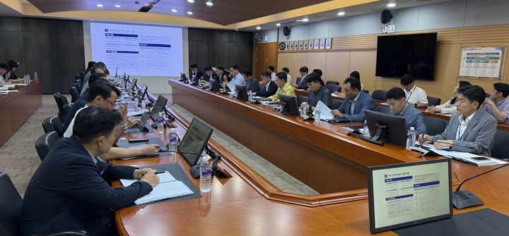 [세종=뉴시스] 한국서부발전은 전날(12일) 충남 태안 본사에서 청정에너지 개발단지 전환방안 검토회의를 개최했다고 13일 밝혔다. (사진=서부발전 제공) 2025.01.13. photo@newsis.com *재판매 및 DB 금지