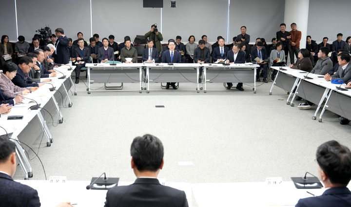 [무안=뉴시스] 김영록 전남지사가 13일 오후 전남도의회 초의실에서 열린 광주·전남 행정통합 전남도의회-집행부 간 간담회에서 의원들의 질문에 답변하고 있다. (사진 = 전남도 제공). 2026.01.13. photo@newsis.com *재판매 및 DB 금지