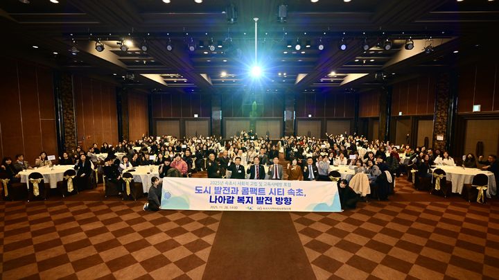 [속초=뉴시스] 지난해 속초시 사회적 고립 및 고독사예방 포럼을 하고 있는 모습.(사진=속초시 제공)photo@newsis.com *재판매 및 DB 금지