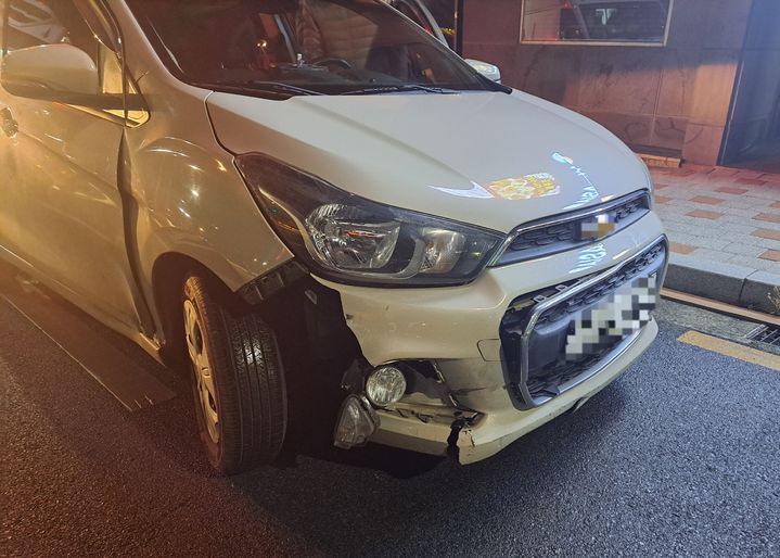 [진주=뉴시스] 12일 오후 진주시 칠암동에서 오토바이와 충돌한 승용차.(사진=독자 제공).2026.01.13.photo@newsis.com *재판매 및 DB 금지