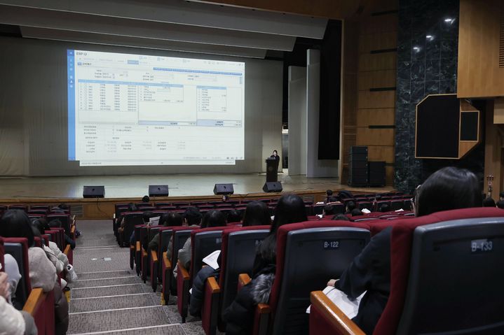 더존비즈온이 13일 서울 건국대학교 새천년회관에서 OmniEsol 및 ERP iU 사용자 대상 ‘2025년 귀속 연말정산 집중 교육’을 진행했다. (사진=더존비즈온 제공) *재판매 및 DB 금지