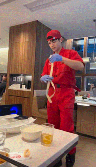 [뉴시스] '차은우 닮은꼴'로 화제인 하이디라오 직원(사진='X' 캡처) *재판매 및 DB금지 *재판매 및 DB 금지