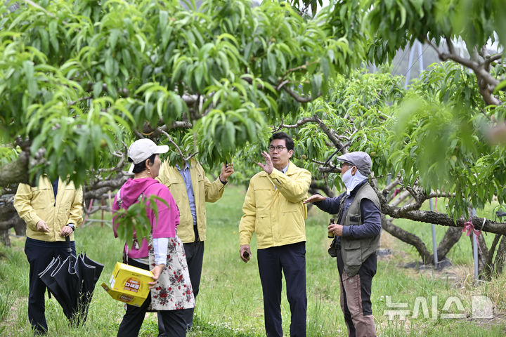 [영덕=뉴시스] 김광열 경북 영덕군수가 관내 과수농가를 찾아 소통하고 있다. (사진=영덕군 제공) 2026.01.13. photo@newsis.com