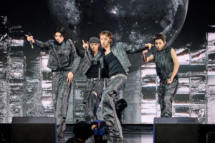[서울=뉴시스] 그룹 롱샷이 13일 서울 영등포구 명화라이브홀에서 열린 데뷔 '샷 콜러스' 쇼케이스에서 타이틀곡 '문워킨'을 선보이고 있다. (사진=모어비전 제공) 2026.01.13. photo@newsis.com *재판매 및 DB 금지