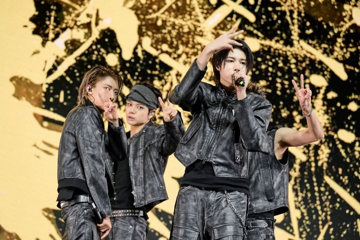 [서울=뉴시스] 그룹 롱샷이 13일 서울 영등포구 명화라이브홀에서 열린 데뷔 '샷 콜러스' 쇼케이스에서 타이틀곡 '문워킨'을 선보이고 있다. (사진=모어비전 제공) 2026.01.13. photo@newsis.com *재판매 및 DB 금지