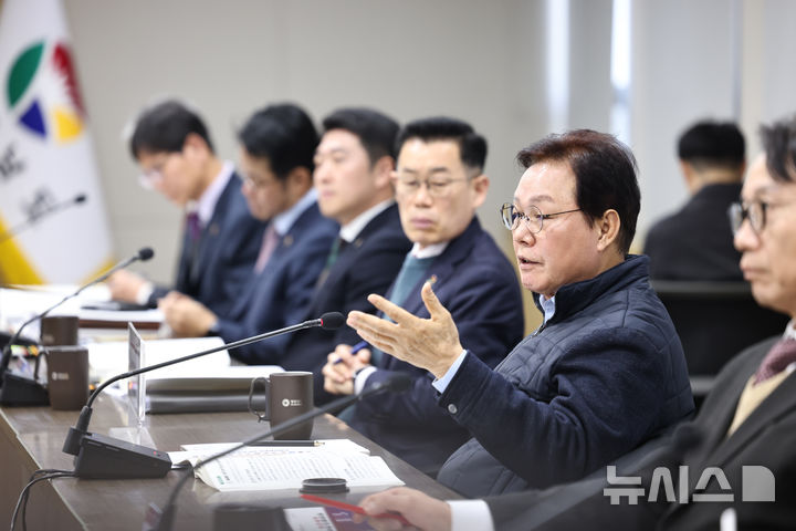 [창원=뉴시스]박완수 경남도지사가 13일 도청 도정회의실에서 올해 첫 공공기관 경영혁신회의를 주재하고 있다.(사진=경남도 제공) 2026.01.13. photo@newsis.com