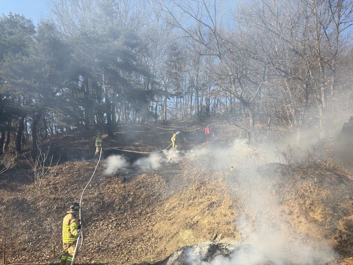 [대구=뉴시스] 13일 오후 2시30분께 대구 군위군 효령면 장기리의 한 주택 인근 산에서 잡풀 화재가 발생했다. (사진=대구소방안전본부 제공) 2026.01.13. photo@newsis.com *재판매 및 DB 금지