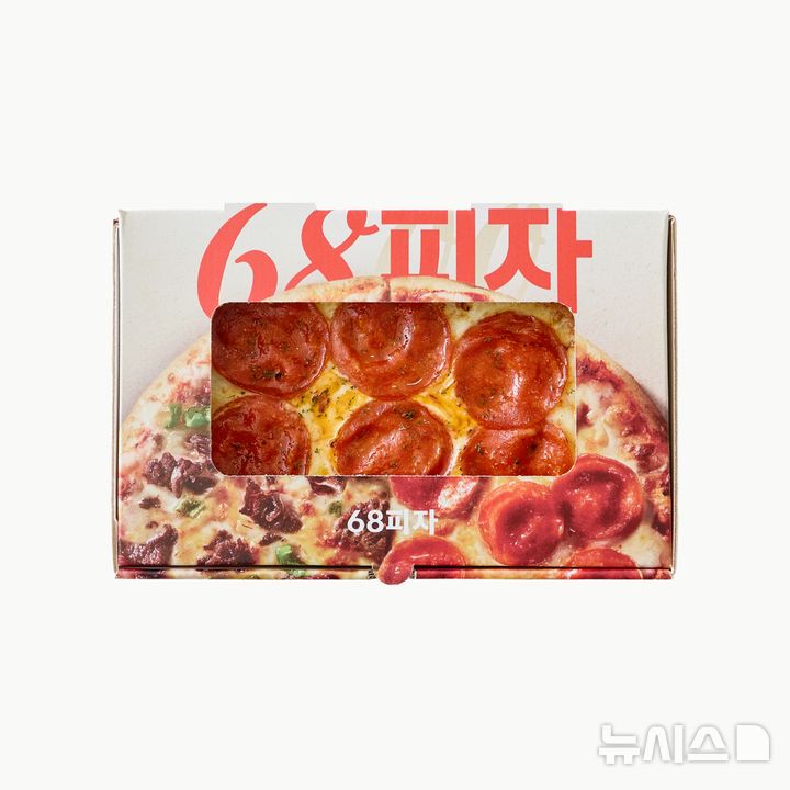 [서울=뉴시스] 롯데마트는 1만원이 채 안 되는 가격에 모두 즐길 수 있는 '68피자'와 '15핫도그'를 출시한다고 14일 밝혔다. 68피자(6800원)와 15핫도그(1500원)는 이달 15일부터 롯데마트 모든 점포에서 판매한다. 사진은 요리하다 68페퍼로니 피자 상품 이미지. (사진=롯데마트 제공) 2026.01.14. photo@newsis.com