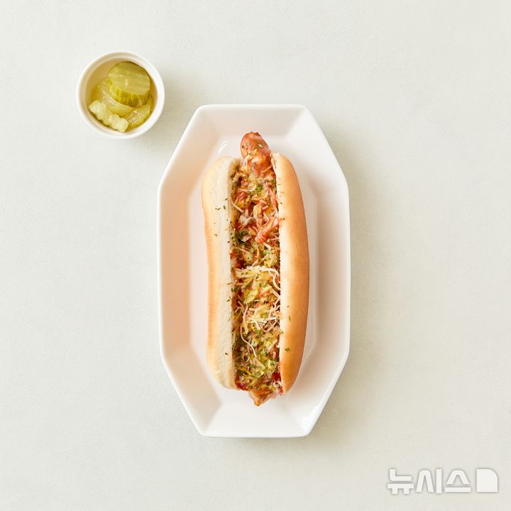 [서울=뉴시스] 롯데마트는 1만원이 채 안 되는 가격에 모두 즐길 수 있는 '68피자'와 '15핫도그'를 출시한다고 14일 밝혔다. 68피자(6800원)와 15핫도그(1500원)는 이달 15일부터 롯데마트 모든 점포에서 판매한다. 사진은 요리하다 15핫도그 상품 이미지. (사진=롯데마트 제공) 2026.01.14. photo@newsis.com 