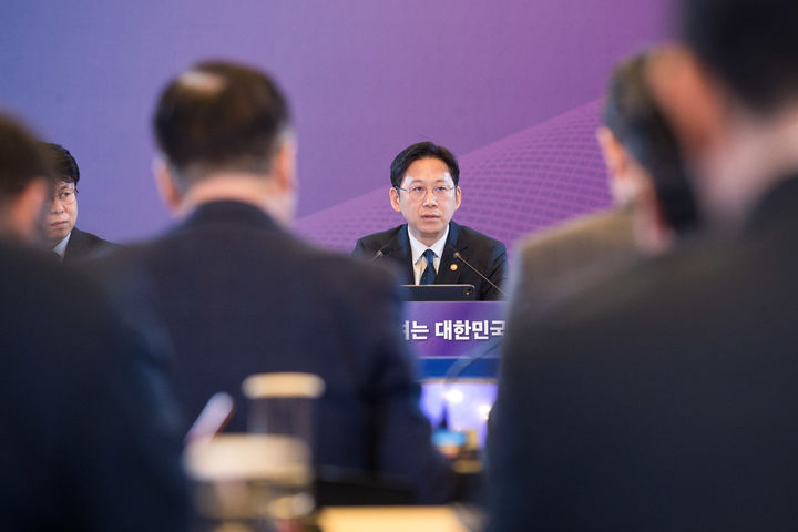 [서울=뉴시스] 배경훈 부총리 겸 과학기술정보통신부 장관이 13일 서울 중구 서울중앙우체국에서 진행된 '국립중앙과학관 및 우정사업본부 업무보고'에서 발언하고 있다. 이날 국립중앙과학관, 국립과천과학관, 국립광주과학관, 국립대구과학관, 국립부산과학관, 우정사업본부, 우체국금융개발원, 우체국물류지원단, 우체국시설관리단, 한국우편사업진흥원 등이 업무보고를 실시했다. (사진=과기정통부 제공) 2026.01.13. photo@newsis.com *재판매 및 DB 금지